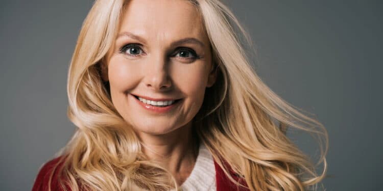 4 tendências de cor de cabelo em 2025 que rejuvenescem as mulheres 55+