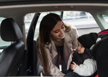 Pais de todo o Brasil devem ficar atentos com a lei da cadeirinha 2025!