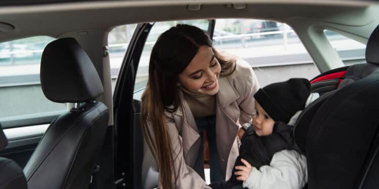 Pais de todo o Brasil devem ficar atentos com a lei da cadeirinha 2025!
