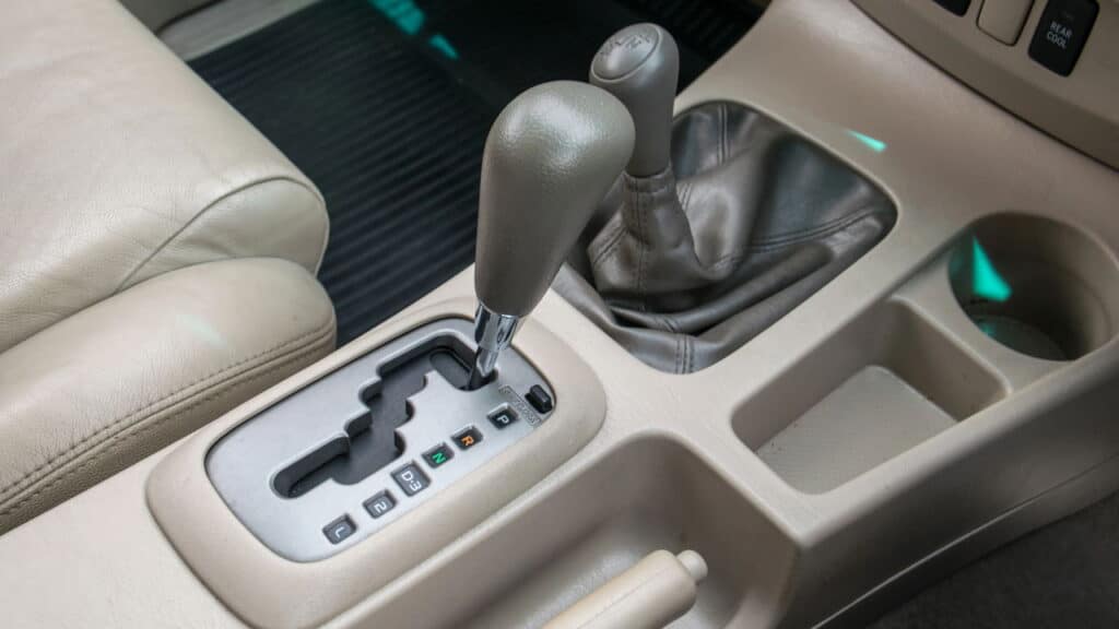 Destrave a alavanca do câmbio no carro automático descarregado fácil e rápido!