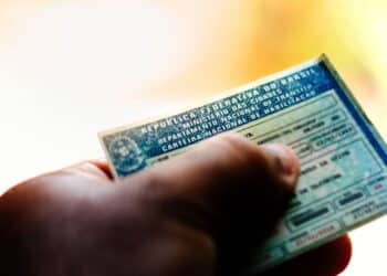 Veja como brasileiros podem se inscrever para retirar a CNH gratuitamente em 2025