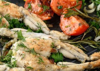 Festival brasileiro exótico com carnes de jacaré, búfalo e rã choca e atrai turistas