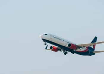 Imagem de avião em voo - Créditos: depositphotos.com / DmitriyAnaniev