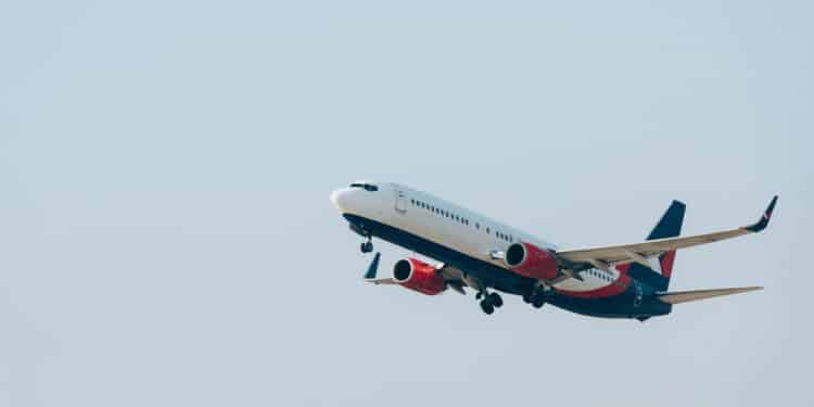 Imagem de avião em voo - Créditos: depositphotos.com / DmitriyAnaniev