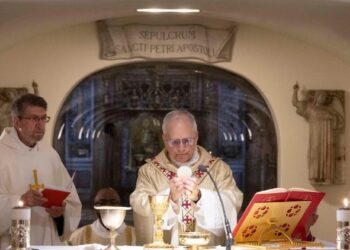 Leão XIV celebra Missa nas Grutas do Vaticano e visita túmulos de Papas anteriores