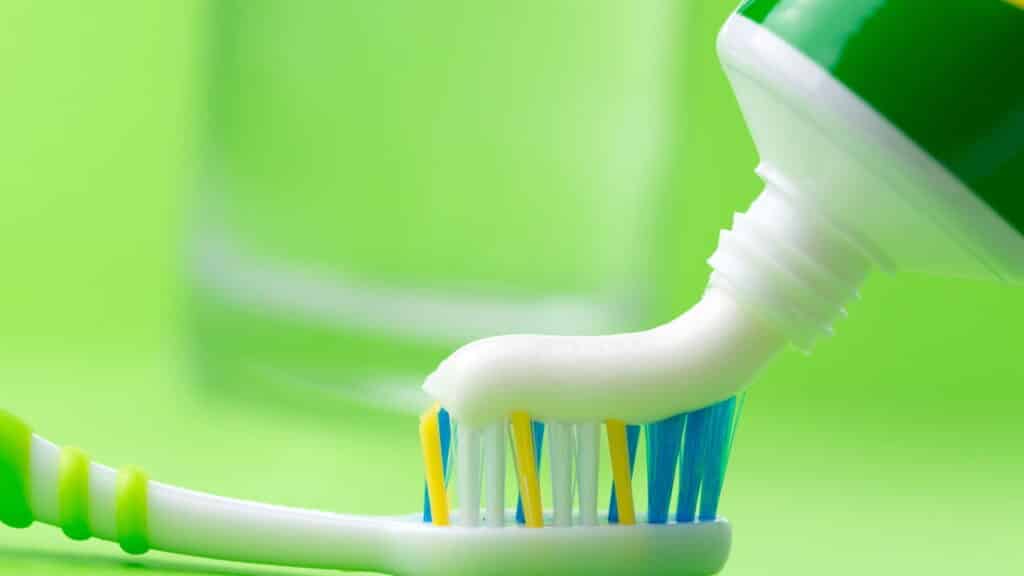 Conheça o truque caseiro que faz seu tênis branco parecer novo em minutos