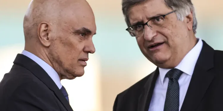 Microfone aberto trai Gonet e ele admite "cagada" em audiência no STF