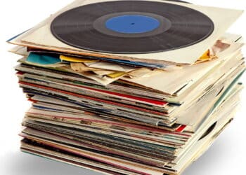 Faça um relógio de parede lindo usando discos de vinil arranhados!