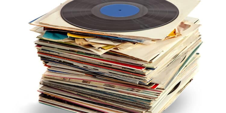 Faça um relógio de parede lindo usando discos de vinil arranhados!