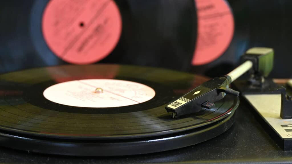 Faça um relógio de parede lindo usando discos de vinil arranhados!