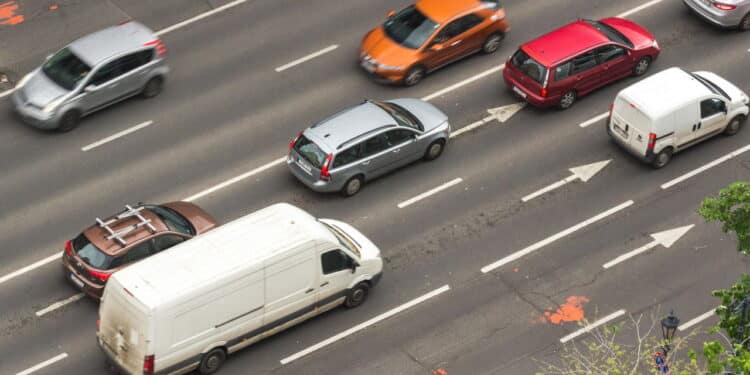 carros andando com distância - Créditos: depositphotos.com / LarysaS
