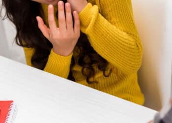 Menina de 12 anos ataca colega a facadas dentro de escola de São Paulo