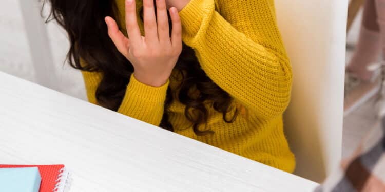 Menina de 12 anos ataca colega a facadas dentro de escola de São Paulo
