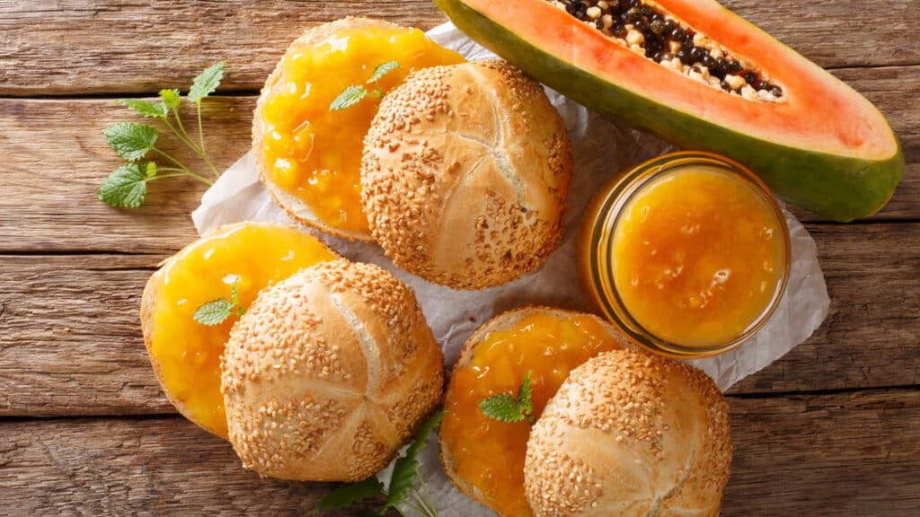 Deliciosos sanduíches com geleia de mamão, cream cheese e hortelã em close na mesa - Créditos: depositphotos.com / lenyvavsha