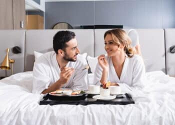 Imagem de casal em hotel - Créditos: depositphotos.com / Ischukigor