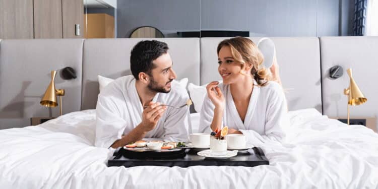 Imagem de casal em hotel - Créditos: depositphotos.com / Ischukigor
