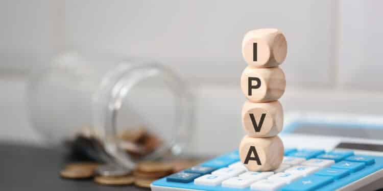 Entenda os riscos e vantagens de parcelar o IPVA no cartão de crédito em 2025