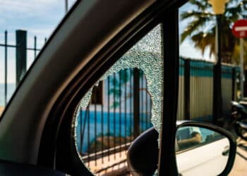 Saiba o que pode acontecer se seu veículo for visto com o para-brisa quebrado