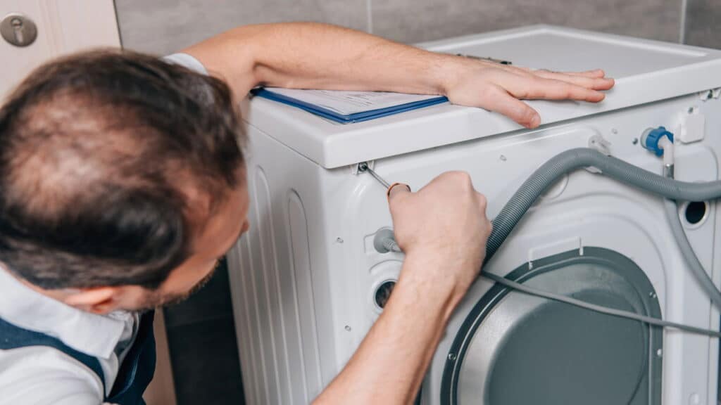 Essa é a melhor maneira de economizar dinheiro com a água da máquina de lavar!