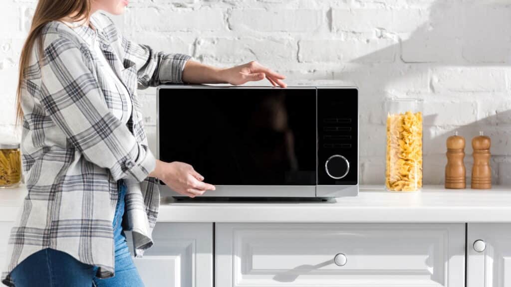 Top 5 micro-ondas baratos que não quebram fácil e deixam a comida parecendo que foi feita na hora