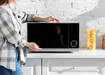 Essa configuração do micro-ondas faz você economiza energia em casa!