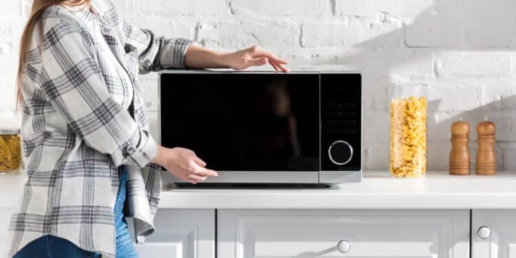 Essa configuração do micro-ondas faz você economiza energia em casa!