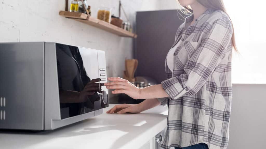Essa configuração do micro-ondas faz você economiza energia em casa!