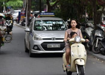 Lei brasileira permite o transporte de crianças na garupa da moto em 2025?