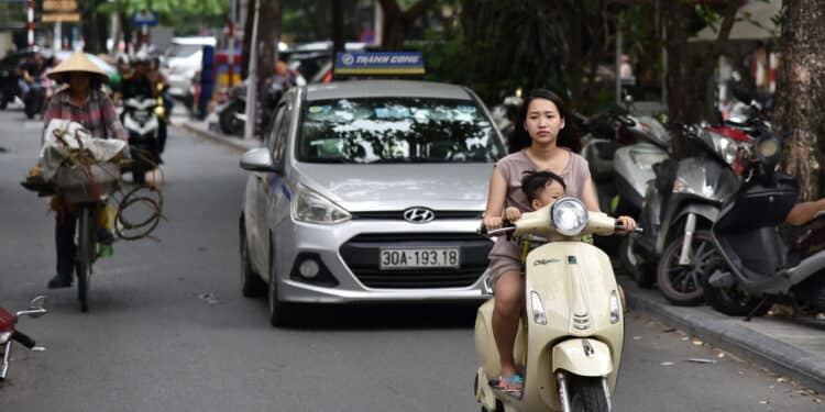 Lei brasileira permite o transporte de crianças na garupa da moto em 2025?