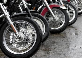 Nova moto 0 km faz 40 km/l custando menos de R$ 9 mil e deixa brasileiros de boca aberta