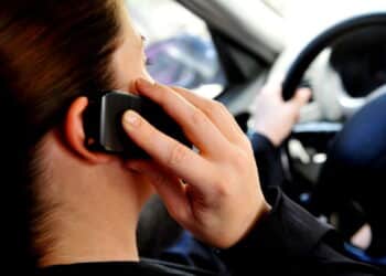 Você vai pensar duas vezes antes de usar celular ao volante depois de ver o valor da multa