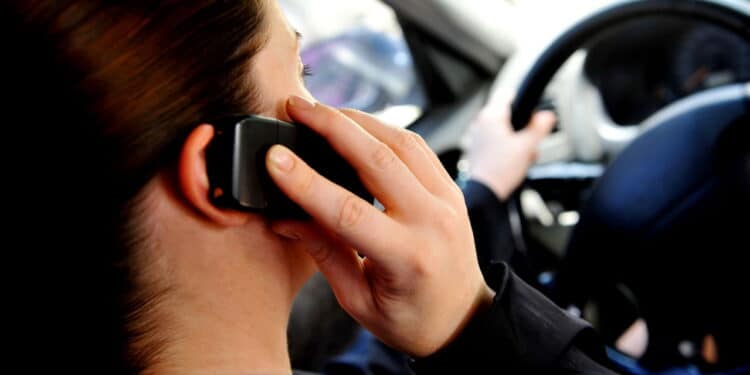 Você vai pensar duas vezes antes de usar celular ao volante depois de ver o valor da multa