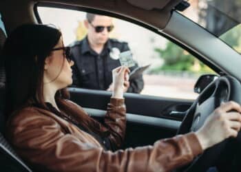 Lei dos retrovisores está de volta e pega motoristas brasileiros desprevenidos!