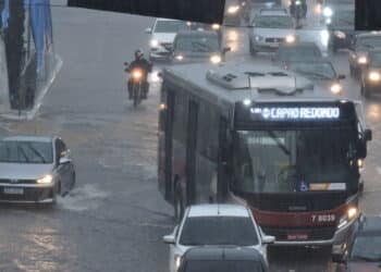 Imagem de ônibus em trânsito - Créditos: depositphotos.com / thenews2.com