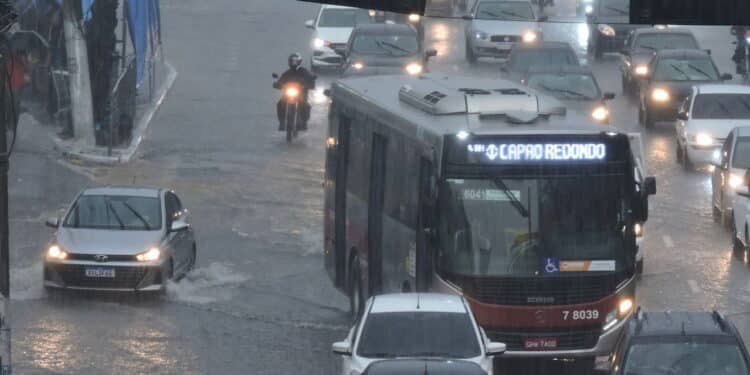 Imagem de ônibus em trânsito - Créditos: depositphotos.com / thenews2.com