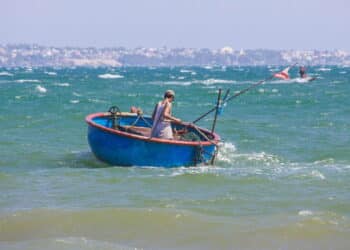 Imagem de pescador em alto mar - Créditos: depositphotos.com / YuliyaKirayonakBO