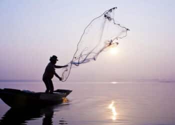 Imagem ilustrativa de homem pescando - Créditos: depositphotos.com / thepoo