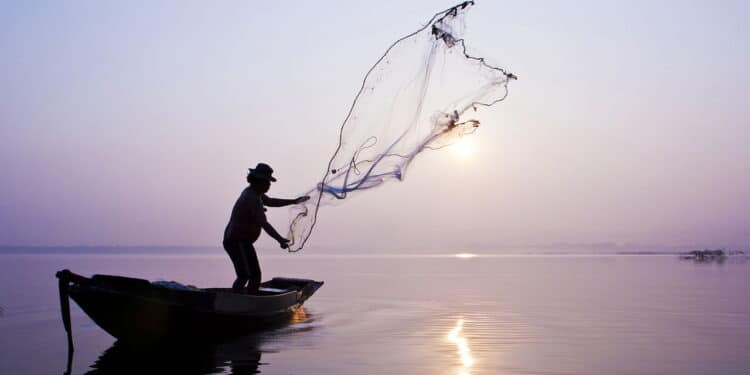 Imagem ilustrativa de homem pescando - Créditos: depositphotos.com / thepoo