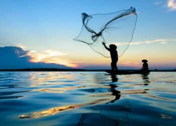 Imagem de homem pescando - Créditos: depositphotos.com / NJPhoto