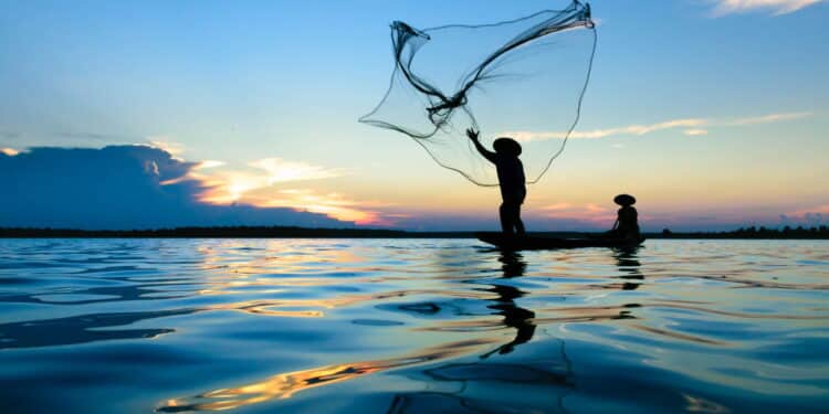 Imagem de homem pescando - Créditos: depositphotos.com / NJPhoto
