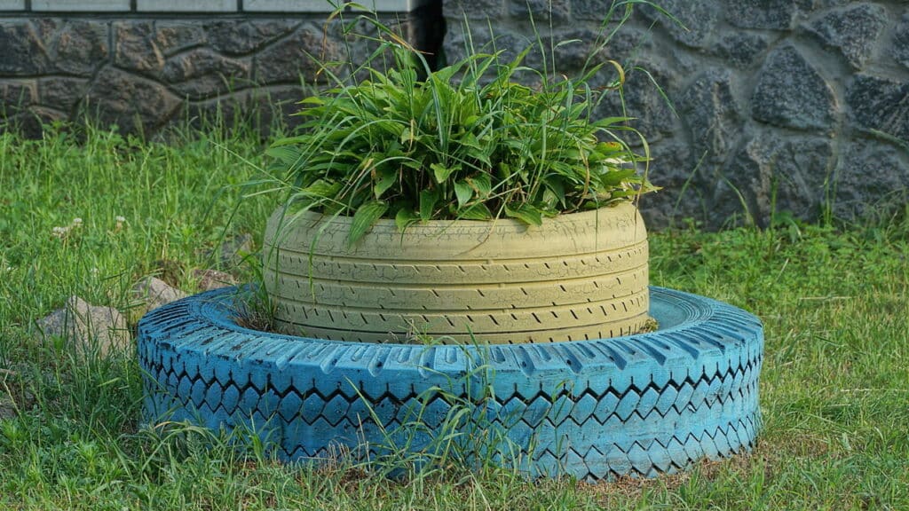 Essa é a melhor maneira de fazer vasos de plantas usando pneu!