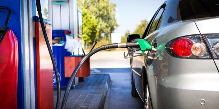 Você ficaria espantado com o que acontece se colocar diesel em carro comum