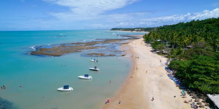 5 praias deslumbrantes no Brasil para explorar além de Copacabana