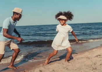 Imagem de família na praia - Créditos: depositphotos.com / AlexNazaruk