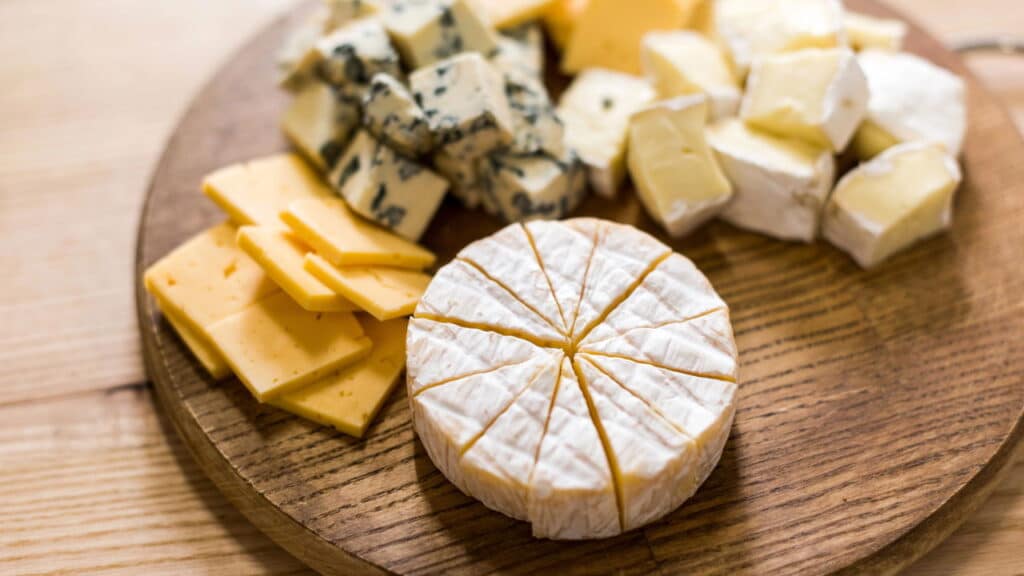 Este queijo foi retirado com urgência de todos os supermercados do país devido à uma bactéria perigosa!