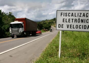 Imagem de placa de sinalização de radar - Créditos: depositphotos.com / joasouza