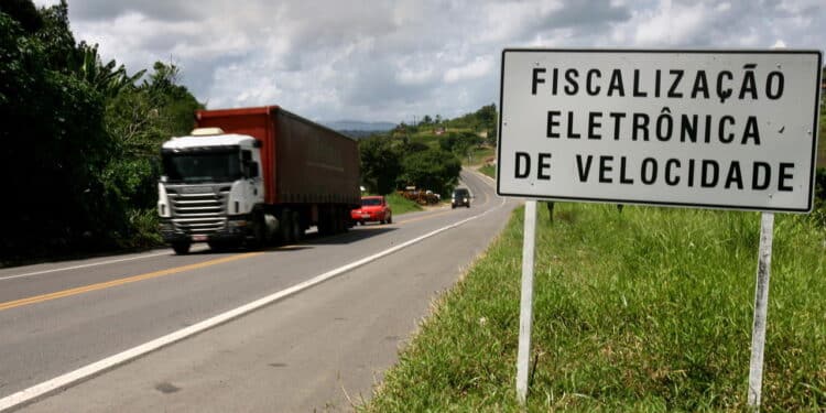 Imagem de placa de sinalização de radar - Créditos: depositphotos.com / joasouza