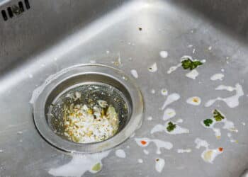 O melhor remédio caseiro para desentupir ralos e remover odores naturalmente