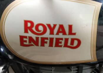 Pilotos 'old school' comemoram concessionária número 39 da Royal Enfield no Brasil