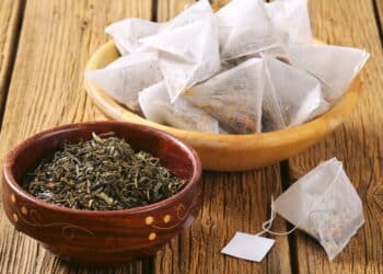 Descubra como reutilizar sachês de chá usados para perfumar armários!